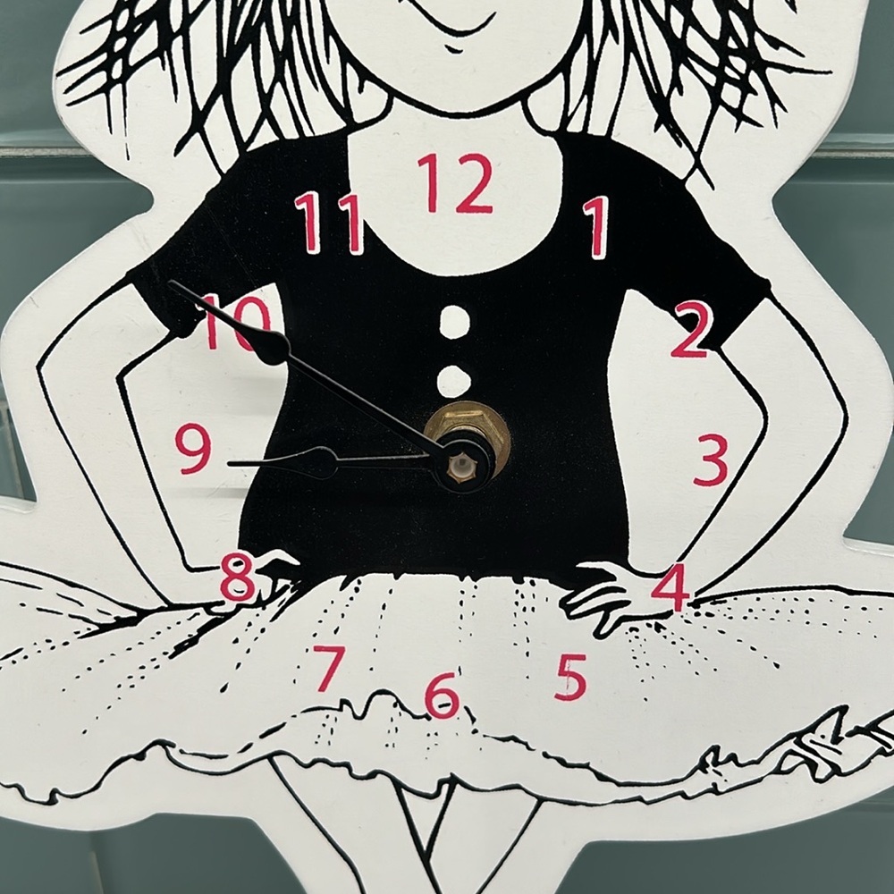Eloise Wall Clock. 11x8. Very Nice. Excellent Condition. Hard to find! - Picture 3 of 6